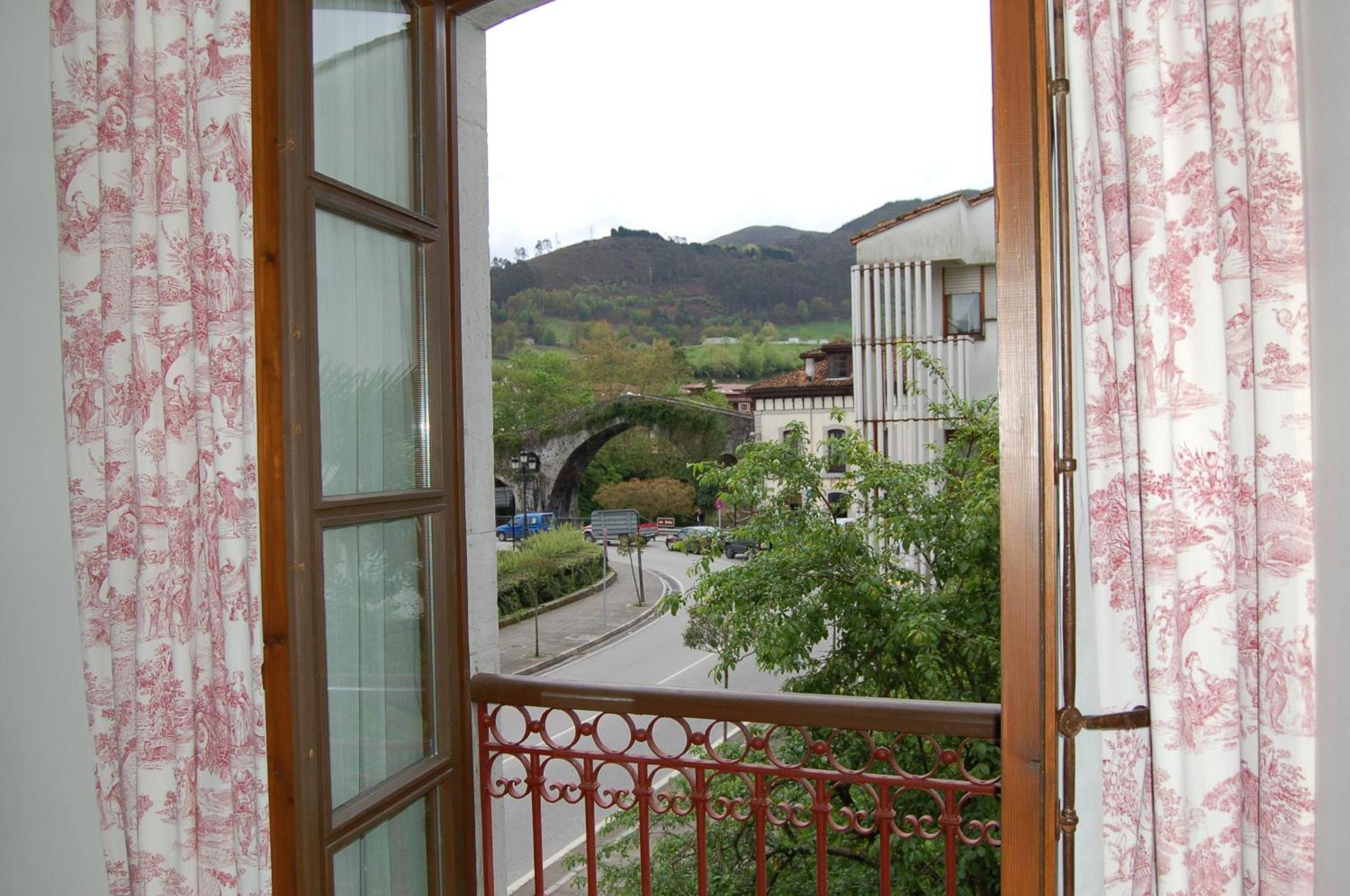 Puente Romano Onís Exterior foto